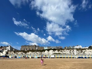A beach with a clear sky, a sandy area, and buildings in the background. - 2 Bed in Broadstairs (oc-89889) (Broadstairs)