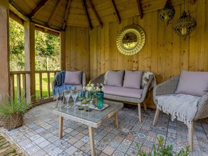 A wooden deck with wicker furniture, a glass table with drinks, and a decorative mirror. - 1 Bed in Sandown (oc-89932) (Newchurch)