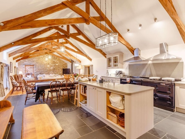 Oven, dishwasher, high chair, cookware/dishes/utensils - 4 Bed in Kingsbridge (oc-90027) (South Huish)