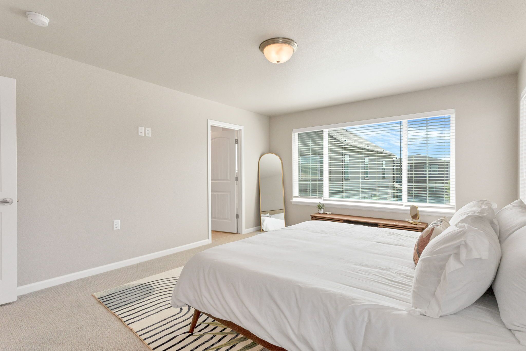 5 bedrooms, iron/ironing board, WiFi, bed sheets