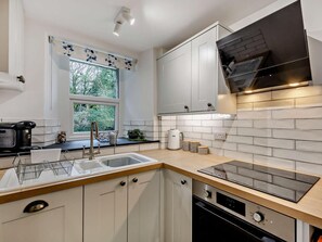 Oven, dishwasher, cookware/dishes/utensils - 2 Bed in Keswick (oc-90064) (Threlkeld)