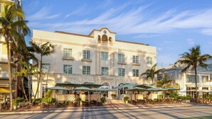 A hotel with a central entrance, outdoor seating area with umbrellas, and palm trees. - Marriott Vacation Club, South Beach
Cozy hotel suite in charming Miami Beach (Miami Beach)