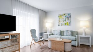 A modern living room with a flat-screen TV, a sofa, a coffee table, and two side tables with lamps. - Marriott Vacation Club, South Beach
Cozy hotel suite in charming Miami Beach (Miami Beach)