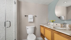 A modern bathroom with a toilet, sink, and shower. - Marriott Vacation Club, South Beach
Cozy hotel suite in charming Miami Beach (Miami Beach)