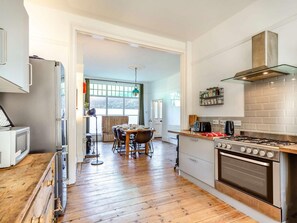 Oven, dishwasher, high chair, cookware/dishes/utensils - 4 Bed in Woolacombe (oc-90224) (Mortehoe)