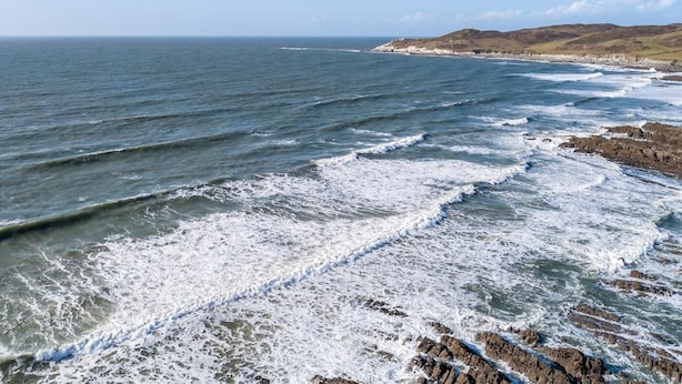 A coastal view with waves crashing onto rocky shores and a clear sky. - 4 Bed in Woolacombe (oc-90224) (Mortehoe)