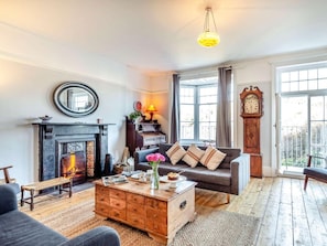 TV, fireplace - 4 Bed in Woolacombe (oc-90224) (Mortehoe)