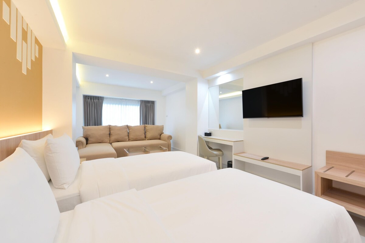 Deluxe Room, 2 Twin Beds, Non Smoking | Minibar, in-room safe, desk, iron/ironing board (on request)