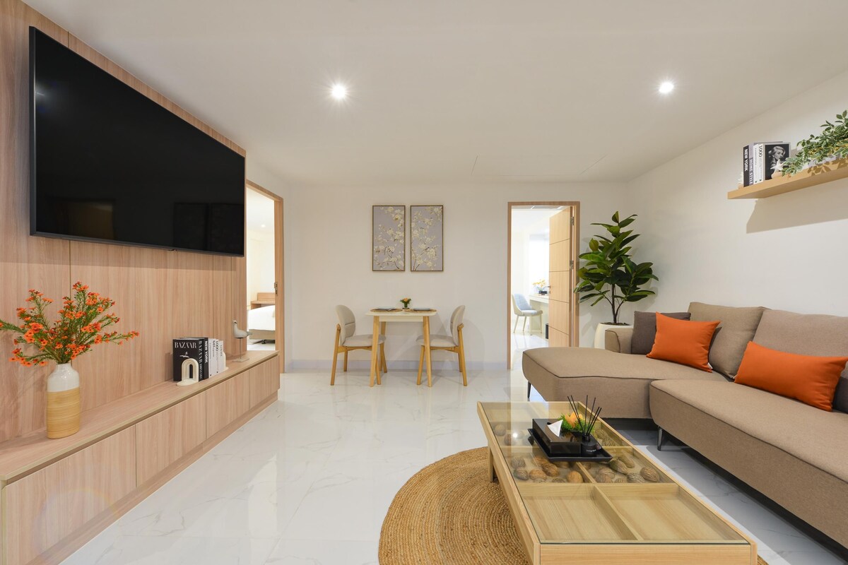 Family Suite, 1 Twin Bed, Non Smoking, Bathtub (Living Room) | Minibar, in-room safe, desk, iron/ironing board (on request)