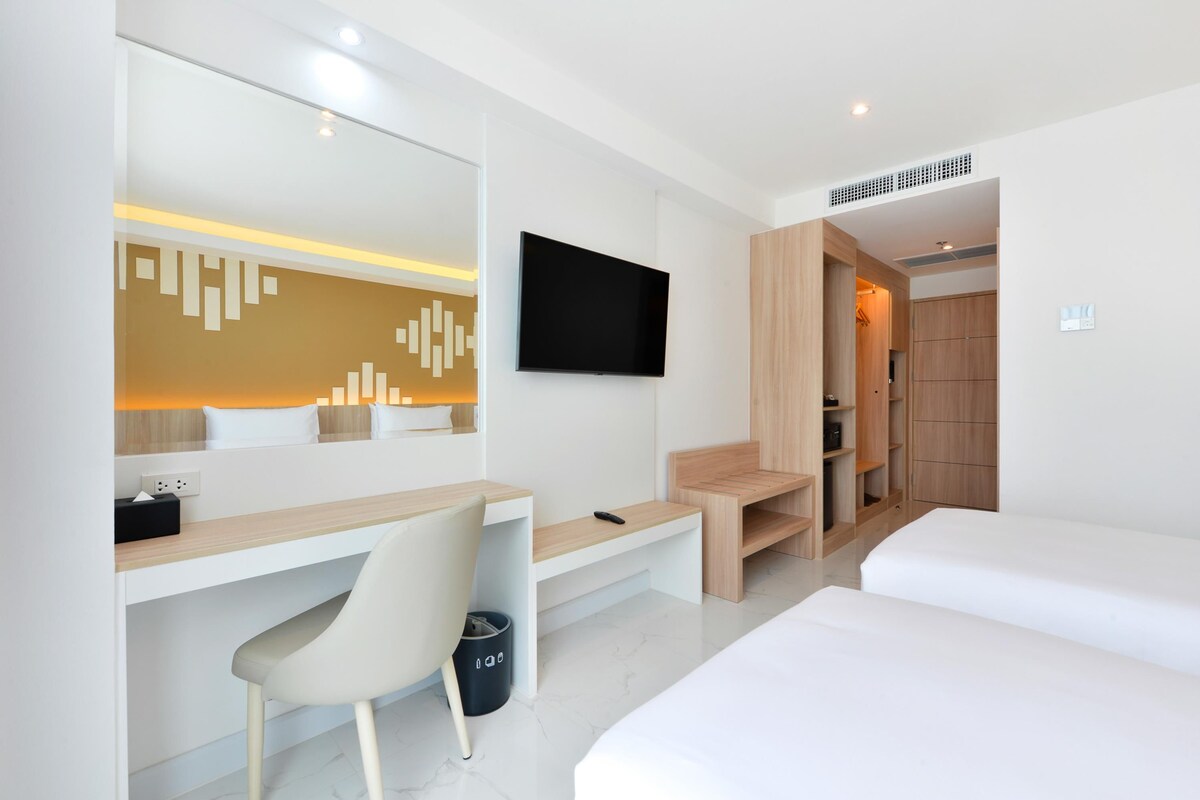 Superior Room, 2 Twin Beds, Non Smoking | Minibar, in-room safe, desk, iron/ironing board (on request)