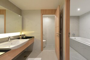 Family Suite, 1 Twin Bed, Non Smoking, Bathtub (Living Room) | Bathroom - Best Western Q Khon Kaen (Khon Kaen)