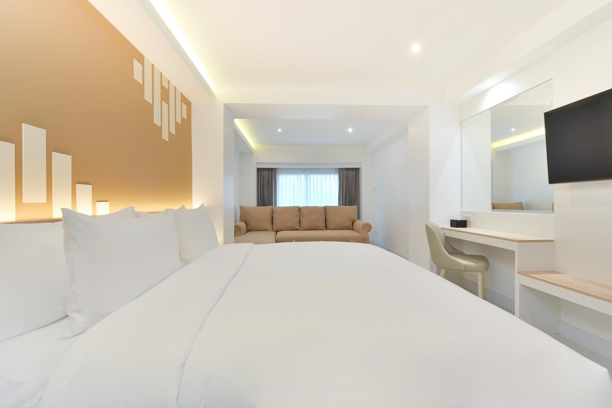 Deluxe Room, 1 Double Bed, Non Smoking | Minibar, in-room safe, desk, iron/ironing board (on request)
