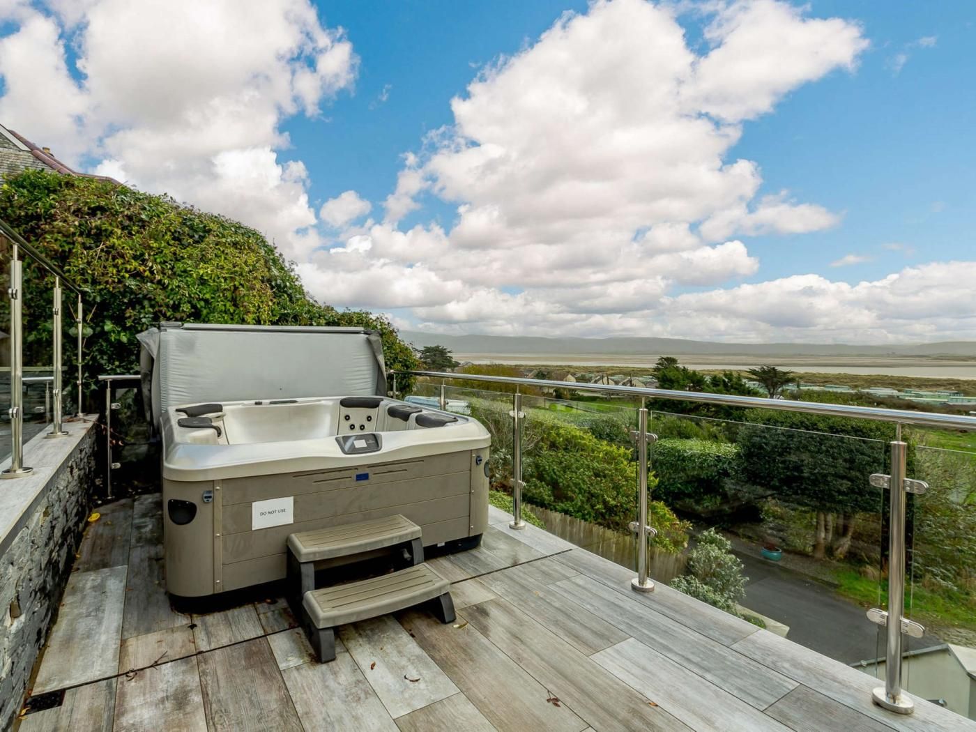Ein Whirlpool auf einem Balkon mit Blick auf eine Landschaft.