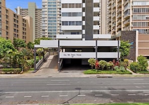Exterior - Penthouse Oasis+W/D | Free Parking | Pets | Beach (Honolulu)