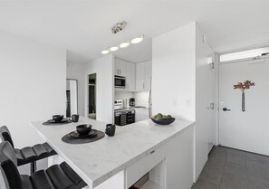 Coffee/tea maker, fridge, microwave, oven - Penthouse Oasis+W/D | Free Parking | Pets | Beach (Honolulu)