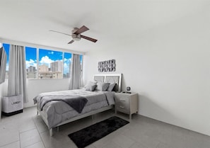 1 bedroom, desk, iron/ironing board, free WiFi - Penthouse Oasis+W/D | Free Parking | Pets | Beach (Honolulu)