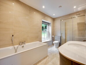 A modern bathroom with a bathtub, toilet, and shower. - 7 Bed in Matlock (oc-89448) (Matlock Bath)