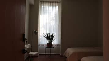Habitació, bany compartit, planta baixa | Wifi gratuïta i roba de llit