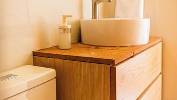 Room, 1 Queen Bed, Ensuite | Bathroom | Shower, soap, shampoo, toilet paper