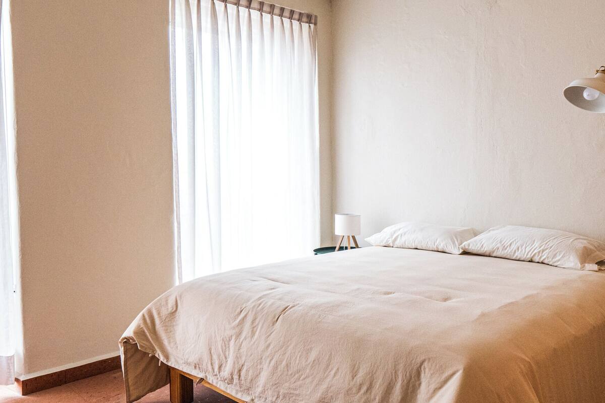 Rom, 1 queensize-seng, eget bad | Wi-fi (inkludert) og sengetøy