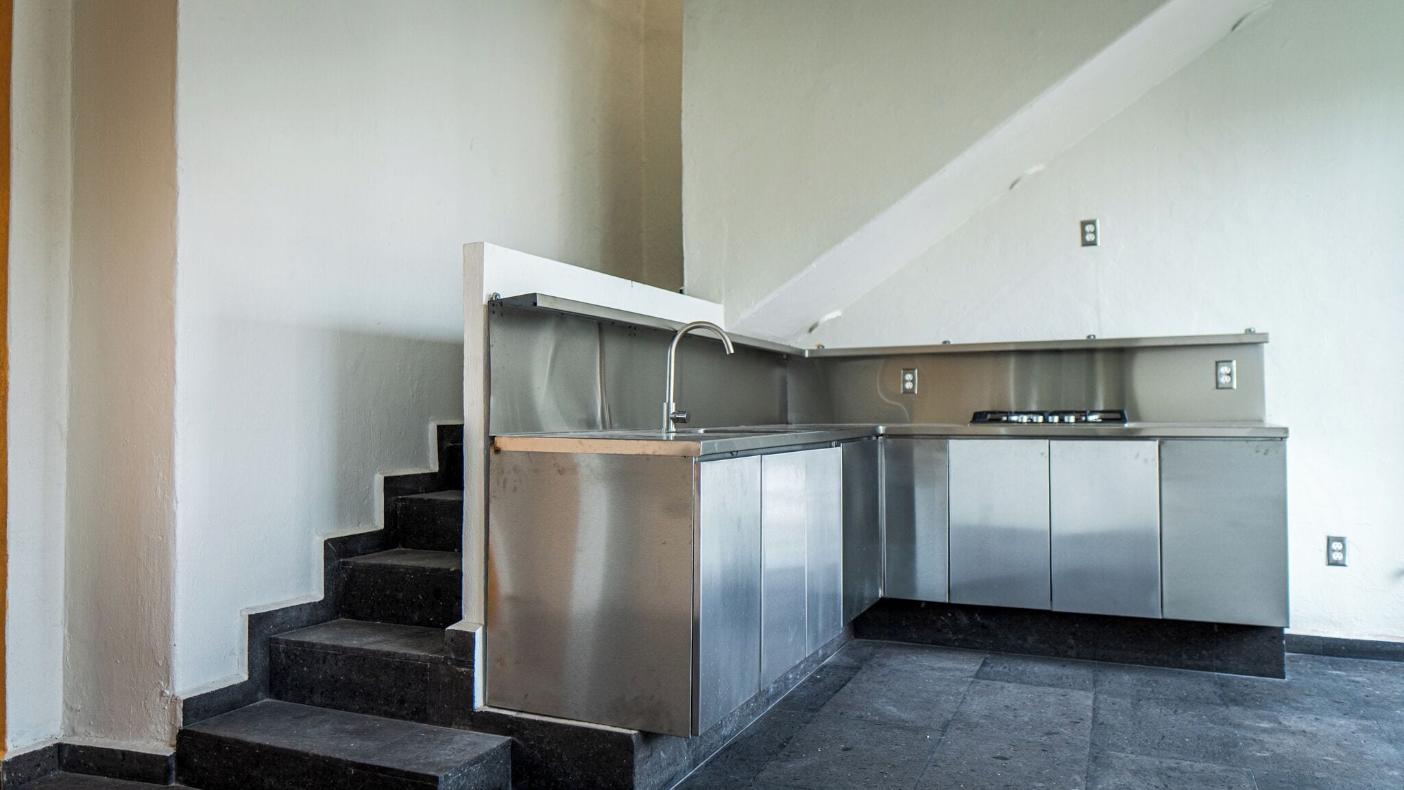 Refrigerador, microondas, parrilla de estufa y utensilios de cocina 