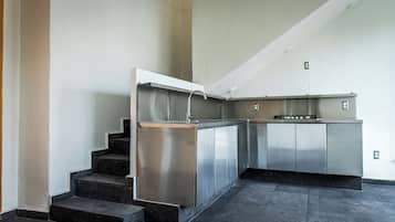 Refrigerador, microondas, parrilla de estufa y utensilios de cocina