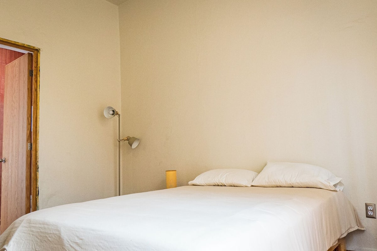 Rom, 1 queensize-seng med sovesofa, eget bad | Wi-fi (inkludert) og sengetøy