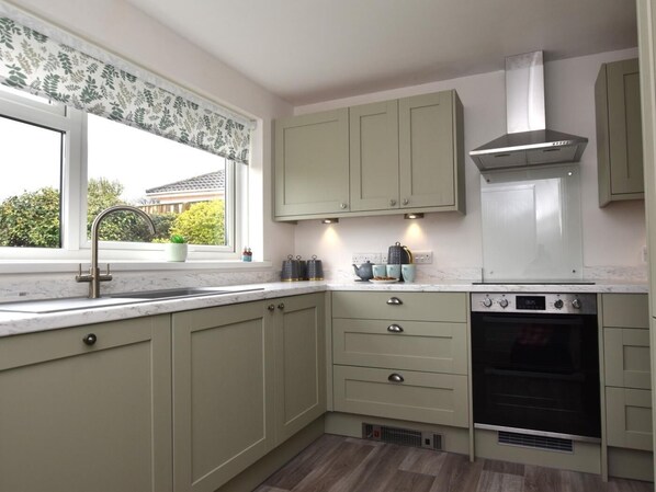 Microwave, oven, dishwasher, high chair - 3 Bed in Bude (oc-89425) (Bude)