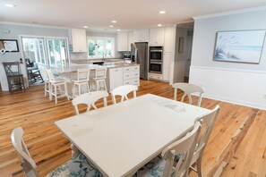 Dining - Spacious 4-bedroom house in beautiful Isle of Palms with HUGE POOL!! (Isle of Palms)