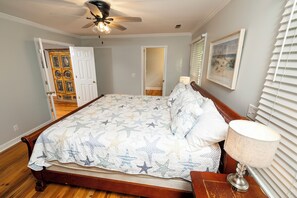 Room - Spacious 4-bedroom house in beautiful Isle of Palms with HUGE POOL!! (Isle of Palms)