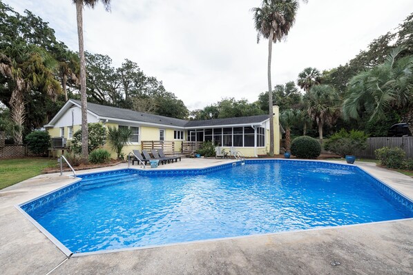 Pool - Spacious 4-bedroom house in beautiful Isle of Palms with HUGE POOL!! (Isle of Palms)