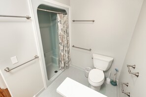 Bathroom - Spacious 4-bedroom house in beautiful Isle of Palms with HUGE POOL!! (Isle of Palms)