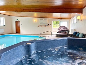 A hot tub, a pool, and a seating area with cushions. - 1 Bed in Holsworthy (oc-89791) (Holsworthy Hamlets)