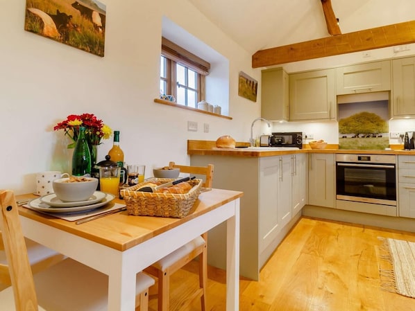 Oven, cookware/dishes/utensils - 1 Bed in Beccles (oc-90192) (Burgh Saint Peter)