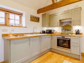 Oven, cookware/dishes/utensils - 1 Bed in Beccles (oc-90192) (Burgh Saint Peter)