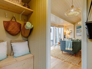 A cozy room with a wooden bench, a woven basket, and a hanging towel. - 1 Bed in Torpoint (oc-90168) (Freathy)