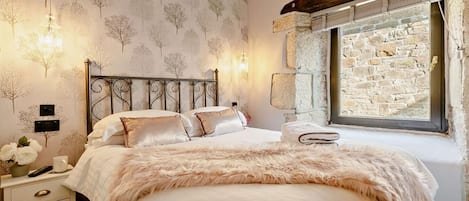 3 bedrooms, travel cot, free WiFi, bed sheets