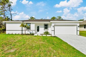 Exterior - Spacious 4-bedroom house in serene Port Charlotte with AC (Port Charlotte)