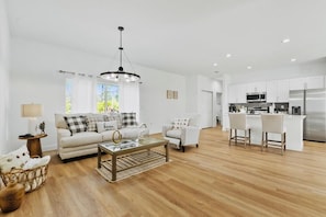 Living area - Spacious 4-bedroom house in serene Port Charlotte with AC (Port Charlotte)