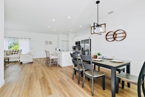 Dining - Spacious 4-bedroom house in serene Port Charlotte with AC (Port Charlotte)