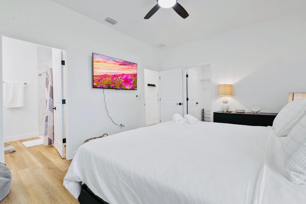 4 bedrooms, iron/ironing board, Internet, bed sheets