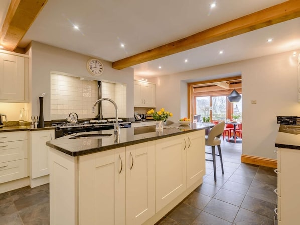 Oven, cookware/dishes/utensils - 3 Bed in Halifax (oc-90209) (Sowerby Bridge)