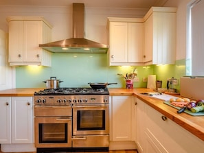 Dishwasher, high chair, cookware/dishes/utensils - 4 Bed in Dorchester (oc-89788) (Corscombe)