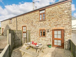 Outdoor dining - 1 Bed in Newquay (oc-89942) (Tregurrian)