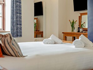 Travel cot, free WiFi, bed sheets - 1 Bed in Newquay (oc-89942) (Tregurrian)