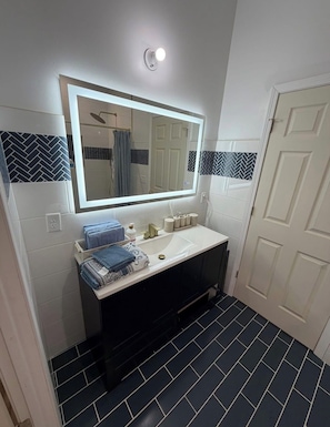 Dusche, Handtücher, Seife, Toilettenpapier