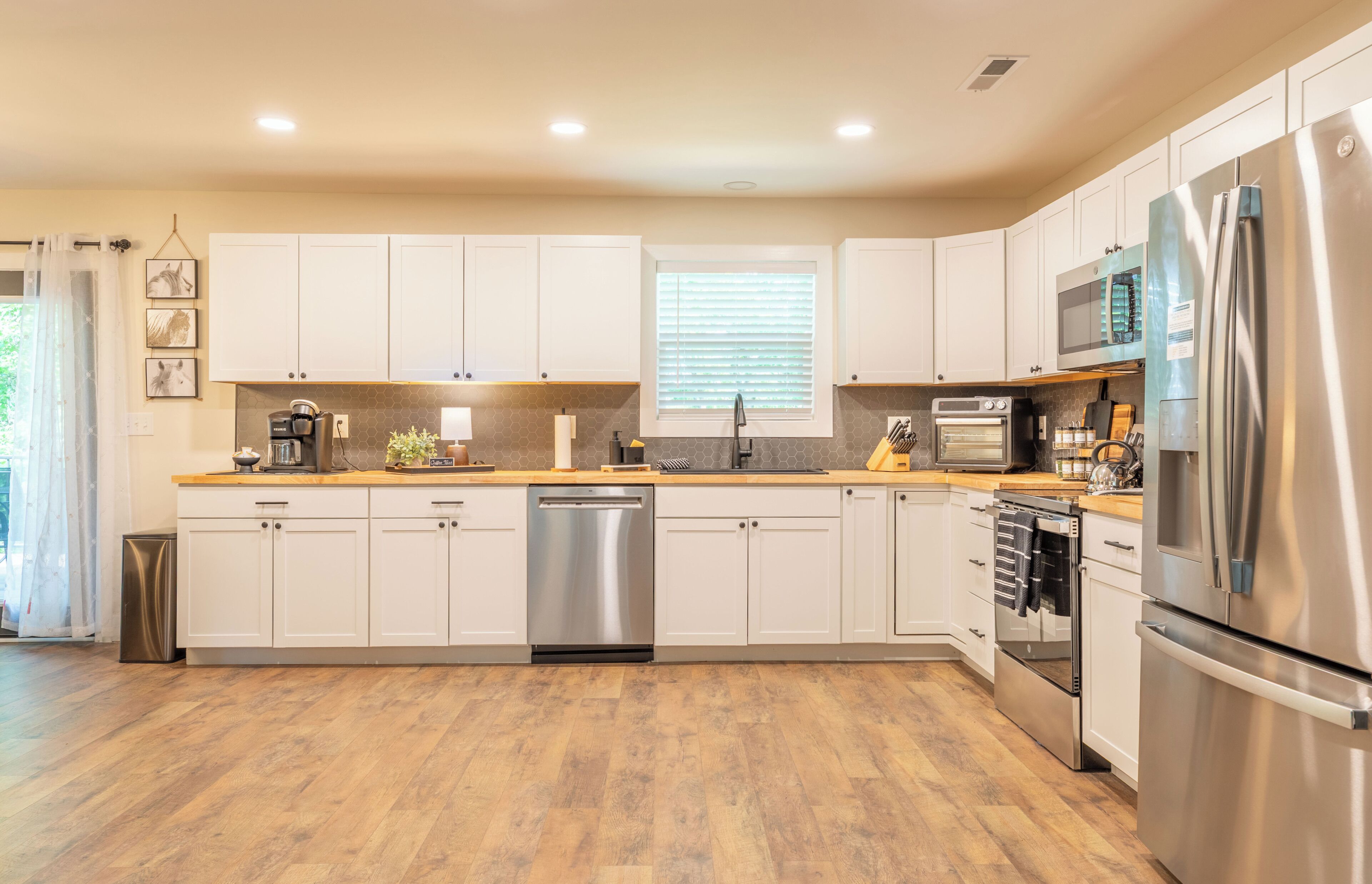 Coffee/tea maker, fridge, microwave, oven