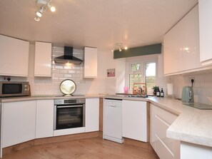 Oven, dishwasher, highchair, cookware/dishes/utensils - 3 Bed in Ventnor (oc-89972) (Niton)