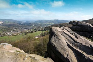 Eine zerklüftete Landschaft mit einer Stadt im Tal.