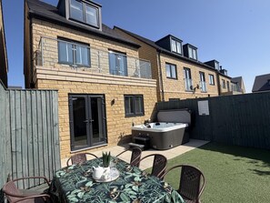 Outdoor dining - 4 Bed in Whitby (oc-89533) (Whitby)
